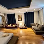 Charlotte Deluxe Apartament Near Piazza Unita