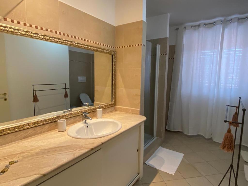 Charlotte Deluxe Apartament Near Piazza Unita